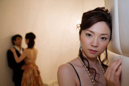 Chồng để ảnh người yêu cũ trong ví, ngắm hàng ngày