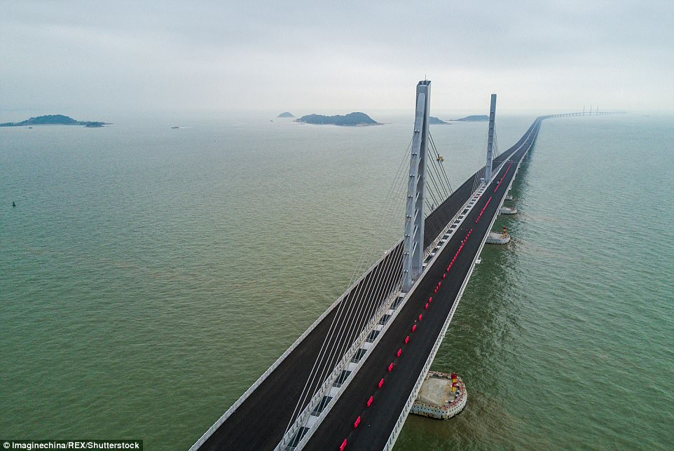 Ngắm cầu vượt biển 55km, dài nhất thế giới
