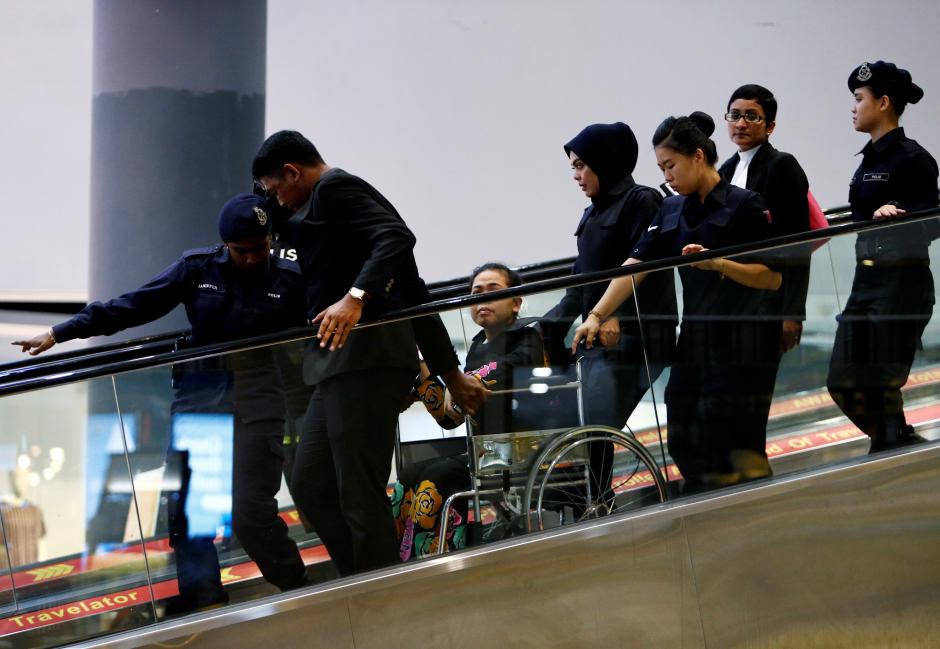 Bị cáo Siti Aisyah được nhìn thấy ngồi trên xe lăn. Ảnh: Reuters