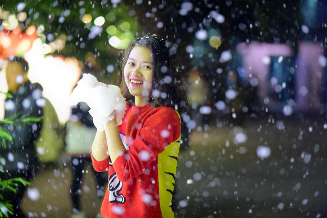Bạn trẻ thích thú với "tuyết rơi" giữa Hà Nội