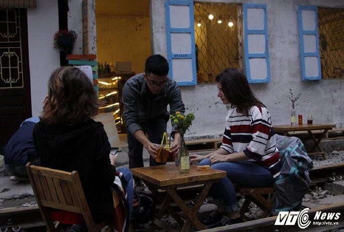 Du kh&aacute;ch th&iacute;ch th&uacute; c&agrave; ph&ecirc; đường ray t&agrave;u hỏa H&agrave; Nội - Ảnh 6.