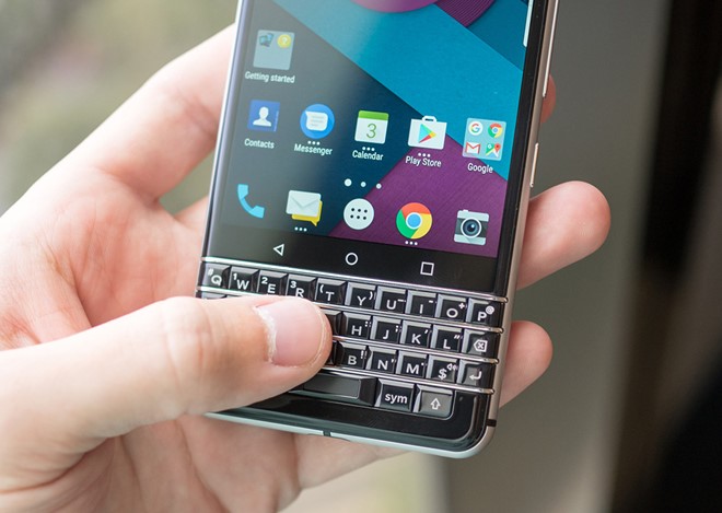Không như bản BlackBerry Priv, máy có bàn phím cố định, hỗ trợ cảm ứng để người dùng vuốt cuộn trang.