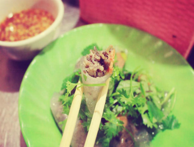 
B&aacute;nh bột lọc thường được b&aacute;n c&ugrave;ng qu&aacute;n với nộm b&ograve; kh&ocirc;, c&oacute; gi&aacute; 20.000 đồng một đĩa. B&aacute;nh c&oacute; nh&acirc;n đậm đ&agrave;, nước chấm chua ngọt rất ngon. Cửa h&agrave;ng sạch sẽ n&ecirc;n đ&ocirc;ng kh&aacute;ch thưởng thức. Ảnh: Aophie Dang
