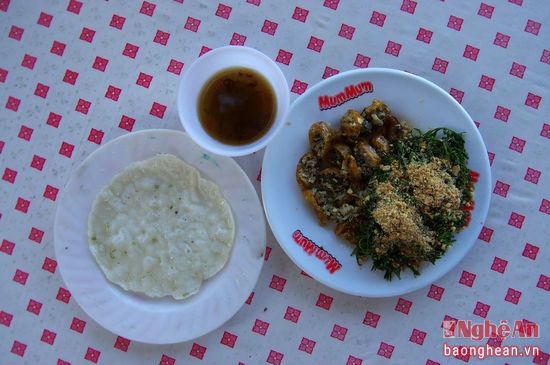
M&oacute;n b&aacute;nh kho&aacute;i trắng muốt, điểm những chấm xanh của h&agrave;nh ng&ograve;, đặt b&ecirc;n cạnh sắc xanh rau ng&oacute;t, m&agrave;u v&agrave;ng rộm của nem r&aacute;n v&agrave; b&aacute;t nước chấm s&oacute;ng s&aacute;nh m&agrave;u c&aacute;nh gi&aacute;n.
