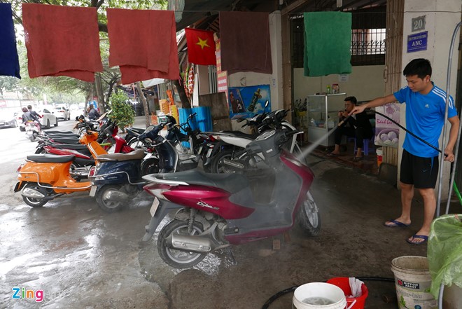 Cửa hàng anh Hùng trên phố Nguyễn Khang cũng tấp nập khách rửa xe dịp cận Tết. Riêng trong hai ngày 29 và 30 tháng Chạp, gia đình anh đã rửa được hơn 200 xe máy, giá mỗi chiếc 30.000 đồng