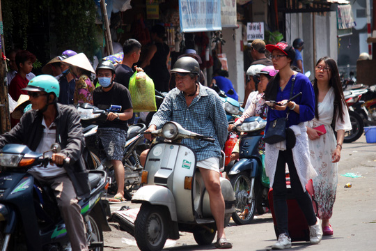 T&igrave;nh trạng bu&ocirc;n b&aacute;n tấp nập cả tr&ecirc;n vỉa h&egrave; lẫn dưới lề đường Nguyễn Th&aacute;i Học đoạn gần cầu &Ocirc;ng L&atilde;nh (phường &Ocirc;ng L&atilde;nh, quận 1) khiến du kh&aacute;ch phải lưu th&ocirc;ng giữa đường.