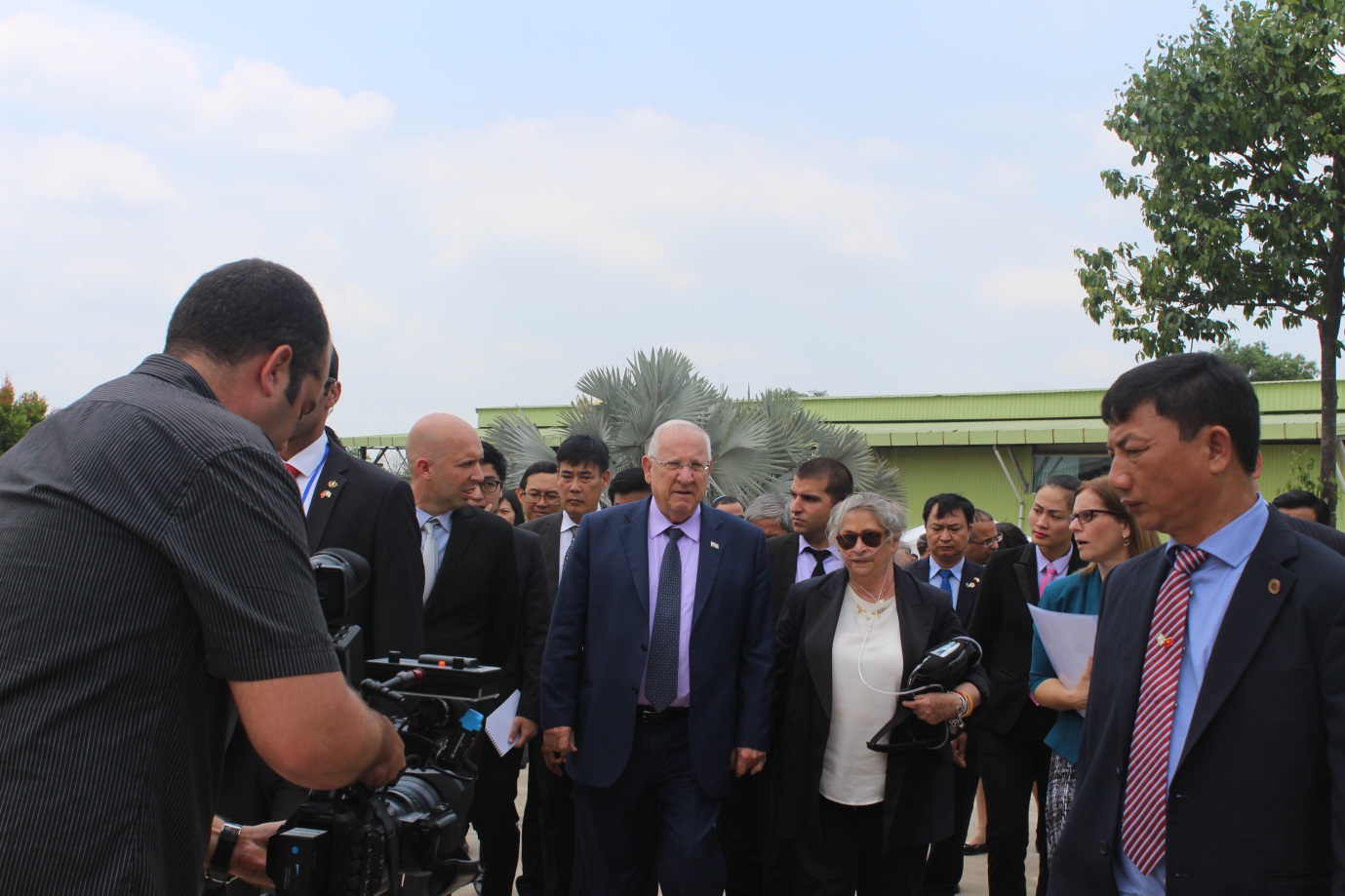 D&ugrave; nắng n&oacute;ng nhưng Tổng thống Reuven Ruvi Rivlin v&agrave; phu nh&acirc;n tỏ ra h&agrave;o hứng khi thăm trang trại chăn nu&ocirc;i b&ograve; sữa. Ảnh: HUỆ B&Igrave;NH