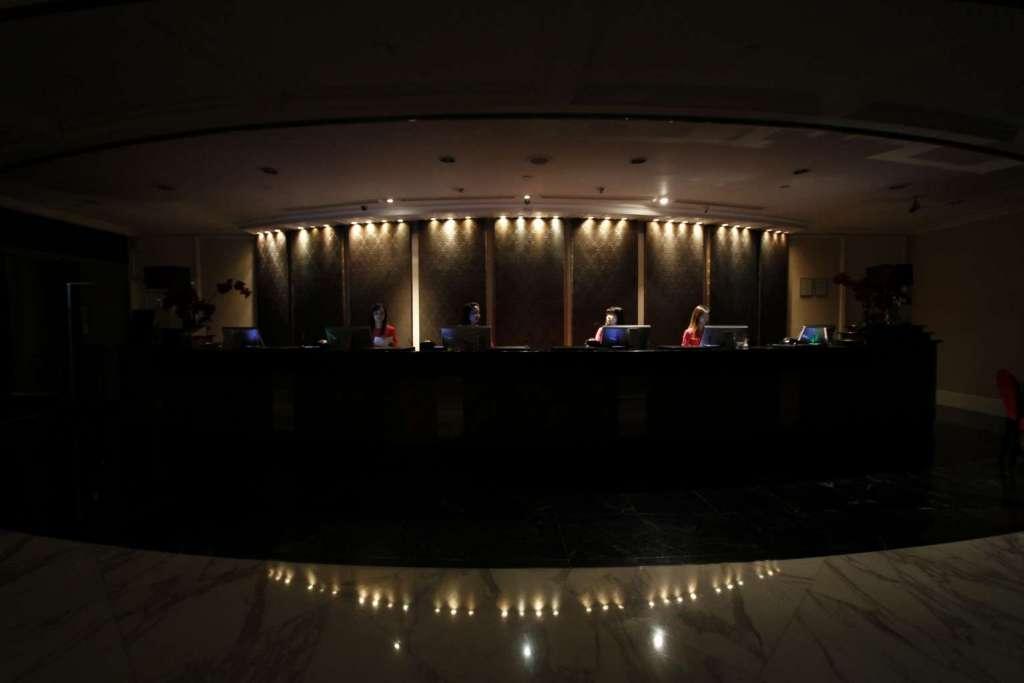Kh&aacute;ch sạn Royal Plaza on Scotts &ndash; Singapore tham gia Giờ Tr&aacute;i đất. Ảnh: THE STRAITS TIMES