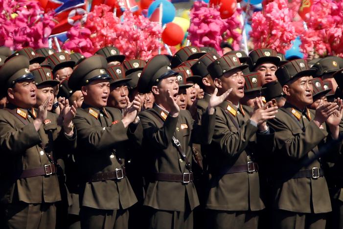 C&aacute;c binh sĩ vỗ tay reo h&ograve;. Ảnh: Reuters