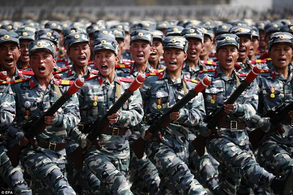 Binh l&iacute;nh Triều Ti&ecirc;n diễu h&agrave;nh. Ảnh: EPA