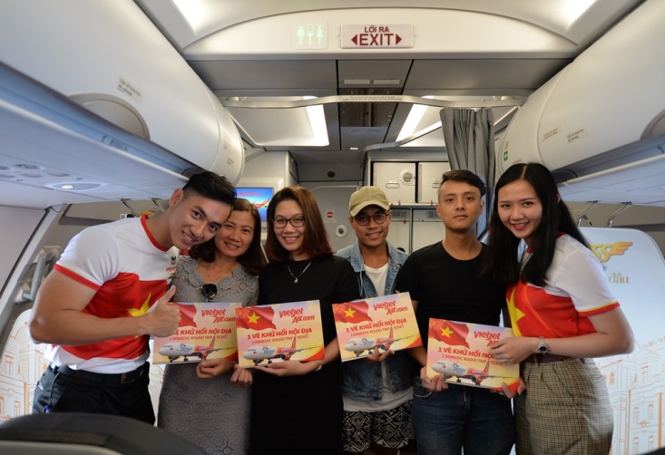Mừng Tết Độc lập, khách Vietjet được nhận quà và cùng hát acapella - Ảnh 8.