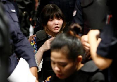 Đoàn Thị Hương sau đó cũng được cho ngồi trên xe lăn. Ảnh: Reuters