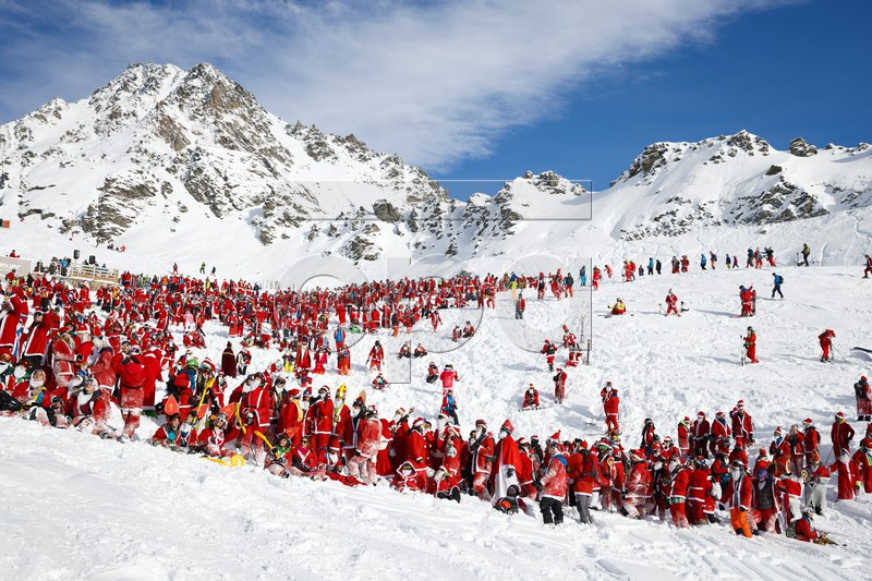 Bắt gặp h&agrave;ng ng&agrave;n &ocirc;ng gi&agrave; Noel vui vẻ tr&ecirc;n n&uacute;i Alps - Ảnh 7.