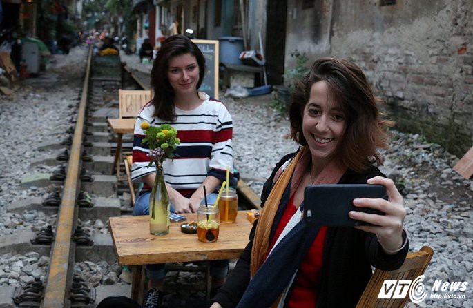 Du kh&aacute;ch th&iacute;ch th&uacute; c&agrave; ph&ecirc; đường ray t&agrave;u hỏa H&agrave; Nội - Ảnh 7.
