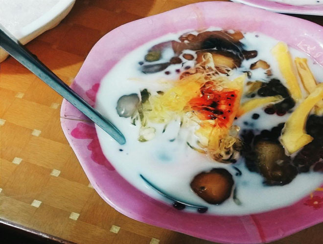 
Ch&egrave; chợ Đồng Xu&acirc;n c&oacute; rất nhiều loại như ch&egrave; đỗ đen, ch&egrave; thập cẩm, ch&egrave; bưởi,... nhưng nổi tiếng hơn cả l&agrave; ch&egrave; xuka (lấy t&ecirc;n một nh&acirc;n vật hoạt h&igrave;nh chủ qu&aacute;n ưa th&iacute;ch). Ch&egrave; xuka l&agrave; sự kết hợp ho&agrave;n hảo của c&aacute;c nguy&ecirc;n liệu thơm ngon v&agrave; đầy m&agrave;u sắc: caramen trắng mềm, thơm ngậy; những miếng thạch đen b&oacute;ng lo&aacute;ng; một ch&uacute;t thạch rau c&acirc;u xanh m&aacute;t; long nh&atilde;n ngọt lịm c&ugrave;ng thạch tr&acirc;n ch&acirc;u gi&ograve;n, thạch lựu đỏ v&agrave; rưới l&ecirc;n tr&ecirc;n l&agrave; nước cốt dừa ngọt ng&agrave;o, thơm nức... Ảnh: Linh Nguyễn
