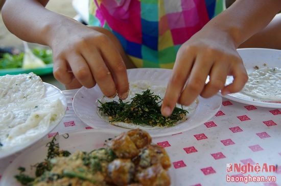 
C&aacute;c c&ocirc;ng đoạn cắt, cuốn b&aacute;nh kho&aacute;i rau nh&oacute;t.
