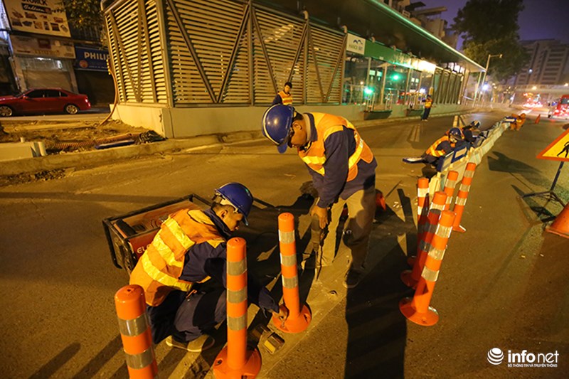 Lắp dải phân cách cứng phân làn cho xe buýt nhanh trong đêm
