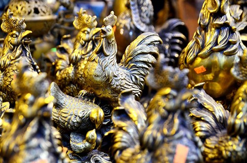 Những ch&uacute; g&agrave; đồng nổi bật trong v&ocirc; số sản phẩm kh&aacute;c được b&agrave;y b&aacute;n.