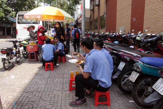 Tương tự, tại đường Huỳnh Th&uacute;c Kh&aacute;ng trưa 2-3 l&agrave; cảnh xe m&aacute;y được dựng hai h&agrave;ng lấn gần hết phần vỉa h&egrave;, phần c&ograve;n lại cũng l&agrave; nơi c&aacute;c g&aacute;nh h&agrave;ng rong đặt đại bản doanh.