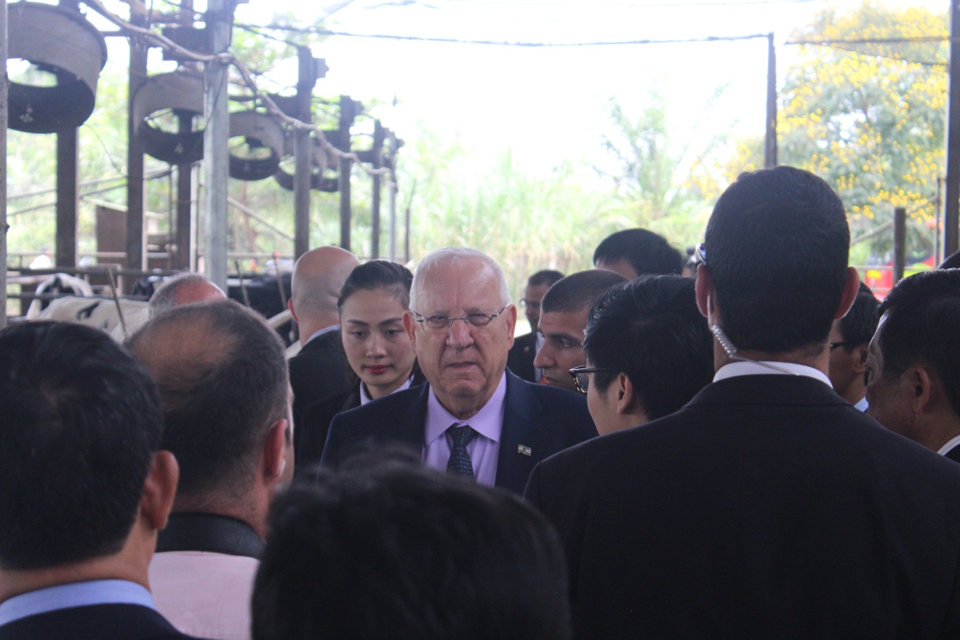 D&ugrave; tuổi cao nhưng vợ chồng Tổng thống Israel kh&ocirc;ng khỏi khiến mọi người th&aacute;n phục trước sức dẻo dai. Ảnh: HUỆ B&Igrave;NH