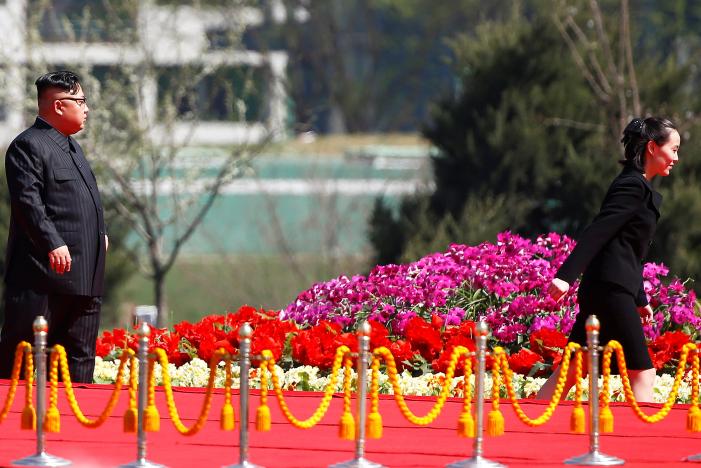 L&atilde;nh đạo Kim Jong-un (tr&aacute;i) v&agrave; em g&aacute;i Kim Yo-jong tham dự sự kiện. Ảnh: Reuters