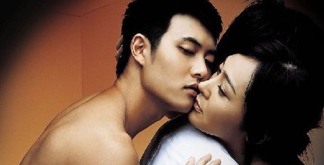 Sợ bị "cắm sừng", chồng bám sát vợ kể cả khi đi... đổ rác