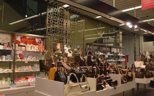 Cho&aacute;ng ngợp những thi&ecirc;n đường h&agrave;ng hiệu second-hand ở Nhật - Ảnh 7.