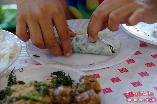 
Khi cuộn ch&uacute;ng lại, m&oacute;n b&aacute;nh sẽ c&oacute; vị b&eacute;o của nem r&aacute;n v&agrave; vị m&aacute;t mềm của nộm rau nh&oacute;t v&agrave; thơm hương gạo mới của tấm b&aacute;nh mỏng tang.
