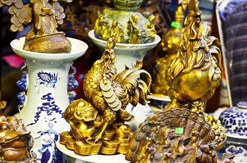 G&agrave; đồng c&oacute; h&igrave;nh d&aacute;ng kh&aacute; đa dạng như g&agrave; đơn, g&agrave; đ&ocirc;i, g&agrave; đứng tr&ecirc;n đỉnh v&agrave;ng,...