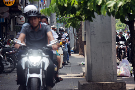
Xe m&aacute;y cũng chạy th&agrave;nh h&agrave;ng d&agrave;i tr&ecirc;n vỉa h&egrave; đường C&aacute;ch Mạng Th&aacute;ng 8 khiến người đi bộ bị b&iacute;t lối cả tr&ecirc;n vỉa h&egrave; lẫn dưới l&ograve;ng đường. Đ&acirc;y l&agrave; con đường m&agrave; c&aacute;ch đ&acirc;y hai ng&agrave;y , &ocirc;ng Đo&agrave;n Ngọc Hải thị s&aacute;t, xử phạt nhiều xe vi phạm.

 
