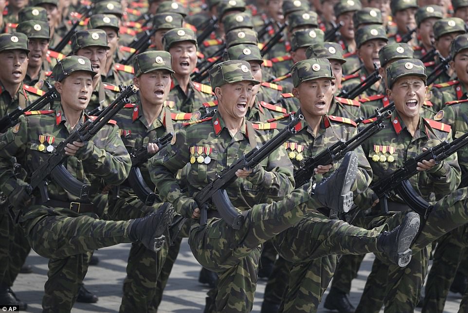 
Binh sĩ Triều Ti&ecirc;n h&ocirc; vang khẩu hiệu trong l&uacute;c diễu binh. Ảnh: AP

