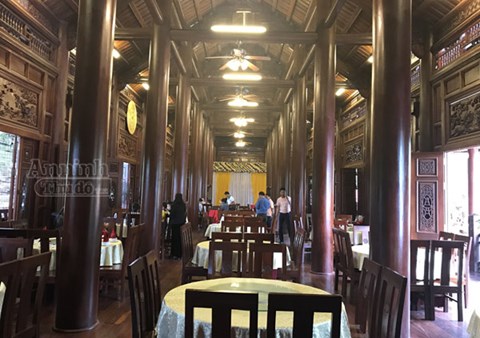 C&oacute; tổng cộng 64 cột trụ chống th&agrave;nh khung vững ch&atilde;i cho ng&ocirc;i nh&agrave; s&agrave;n gỗ lim cực lớn n&agrave;y. Trong đ&oacute; c&oacute; 16 cột c&aacute;i c&oacute; đường k&iacute;nh từ 60-80cm cao tới 11,9m v&agrave; 48 cột qu&acirc;n bao quanh c&oacute; đường k&iacute;nh từ 35-40cm, cũng cao 8m. 