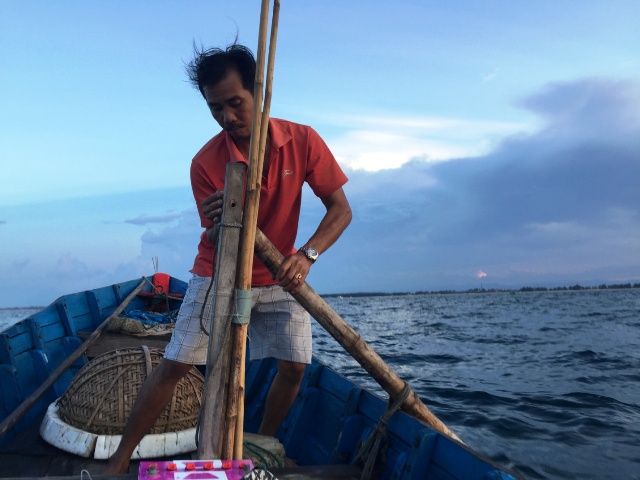 N&iacute;n thở theo bạn thuyền săn mực tr&ecirc;n biển miền Trung - Ảnh 3.
