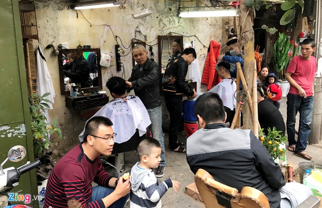 Anh Tùng cùng bạn cố gắng hoàn thành nốt vài đôi giày trên phố Đinh Liệt (quận Hoàn Kiếm) trước 17h chiều. Sau đó anh sẽ trở lại nhà trọ thu dọn đồ đạc rồi chạy xe máy về quê ở Thanh Hoá. Trong ngày hôm nay, anh đã đánh sạch được tới hơn 50 đôi giày, kiếm thêm một chút cho Tết cho gia đình
