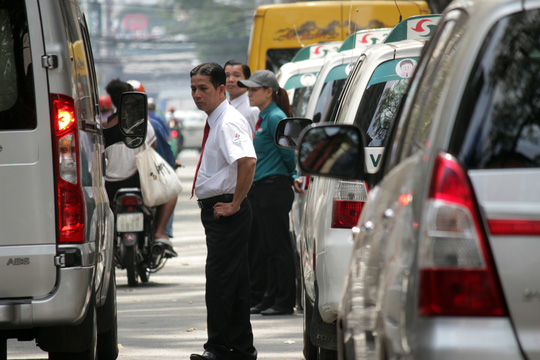 Cũng tr&ecirc;n đường B&ugrave;i Thị Xu&acirc;n, đo&agrave;n li&ecirc;n ng&agrave;nh từng xử phạt nhiều xe sang, nhưng nay &ocirc; t&ocirc; đậu san s&aacute;t, thậm ch&iacute; c&aacute;c t&agrave;i xế taxi xuống đường chờ bắt kh&aacute;ch tạo n&ecirc;n một kh&ocirc;ng gian n&aacute;o loạn.