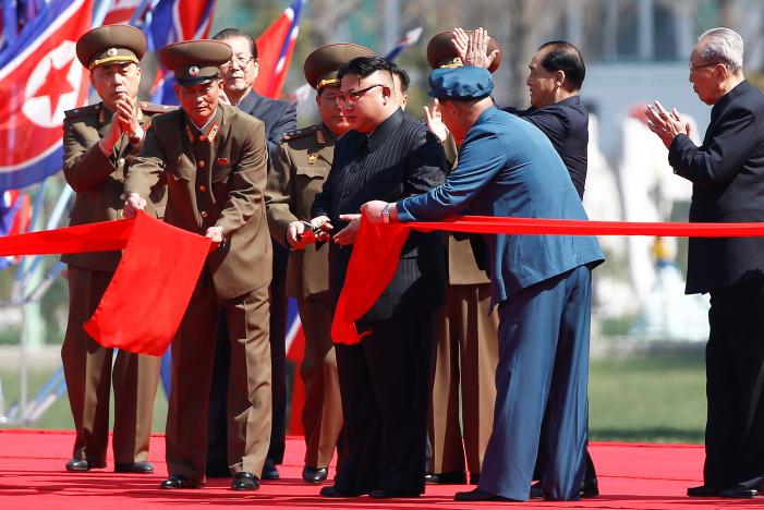 L&atilde;nh đạo Kim Jong-un cắt băng kh&aacute;nh th&agrave;nh. Ảnh: Reuters