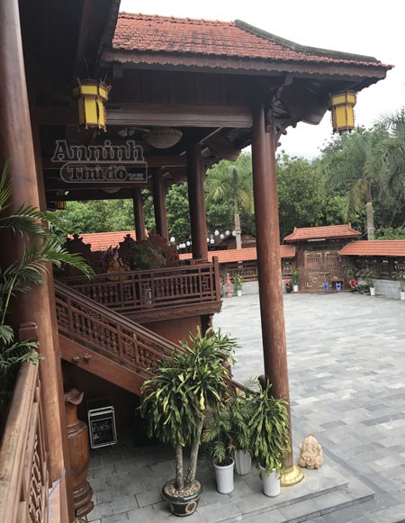 Với thiết kế n&agrave;y, ng&ocirc;i nh&agrave; tuy bằng gỗ nhưng c&ograve;n bền vững hơn nh&agrave; b&ecirc;-t&ocirc;ng cốt th&eacute;p, c&oacute; thể tồn tại giữa trời đất h&agrave;ng trăm năm. C&aacute;c cột trụ đều c&oacute; đế đ&uacute;c từ đồng nguy&ecirc;n chất, với tổng khối lượng v&agrave;o khoảng 3,5 tấn.