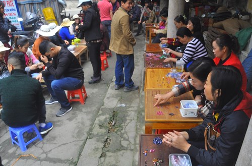 Chợ đ&aacute; Lục Y&ecirc;n (Y&ecirc;n B&aacute;i) họp tại một địa điểm kh&aacute; đẹp nằm ở g&oacute;c hồ nước lung linh ở Thị trấn Y&ecirc;n Thế. Chợ chỉ họp trong khoảng thời gian v&agrave;i ba tiếng đồng hồ v&agrave;o buổi s&aacute;ng h&agrave;ng ng&agrave;y.