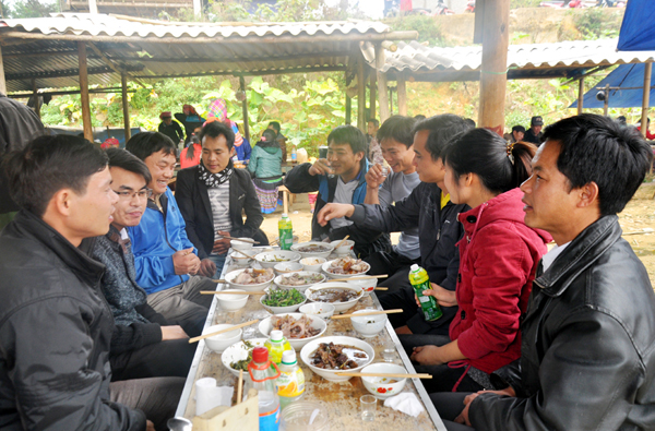 Những m&oacute;n ăn thử rồi ghiền tại chợ phi&ecirc;n L&agrave;o Cai - Ảnh 10.