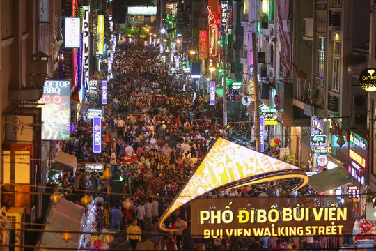 Sài Gòn rực rỡ trong biển người đêm Giáng sinh - Ảnh 19.