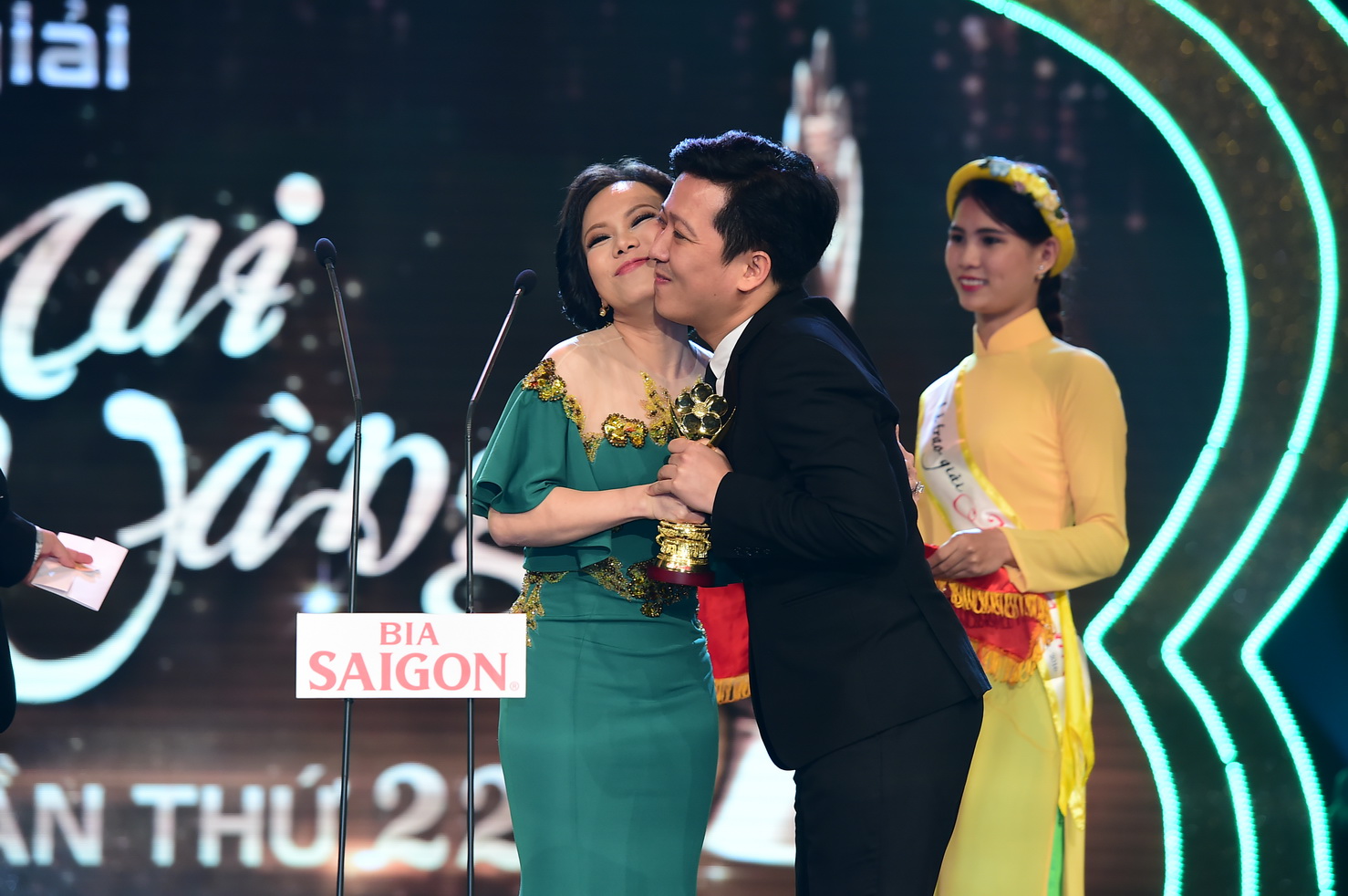 Dư &acirc;m Giải Mai V&agrave;ng 2016: Trường Giang th&agrave;nh điểm n&oacute;ng - Ảnh 15.