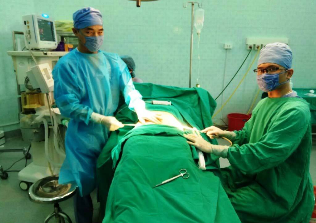 Đưa người vào bệnh viện phẫu thuật “chui”