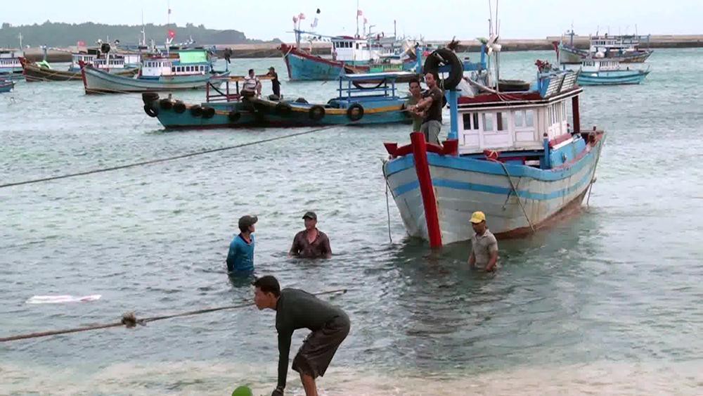 Nam Trung bộ n&iacute;n thở trước b&atilde;o, lũ lịch sử - Ảnh 10.