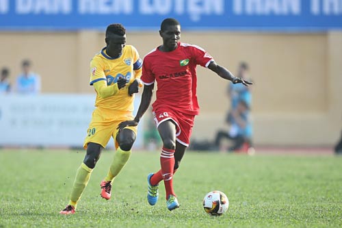 Lãnh đạo FLC Thanh Hóa dọa bỏ V-League nếu Ban Kỷ luật VFF không giảm án phạt cho tiền đạo Pape Omar (trái) Ảnh: Hải Anh