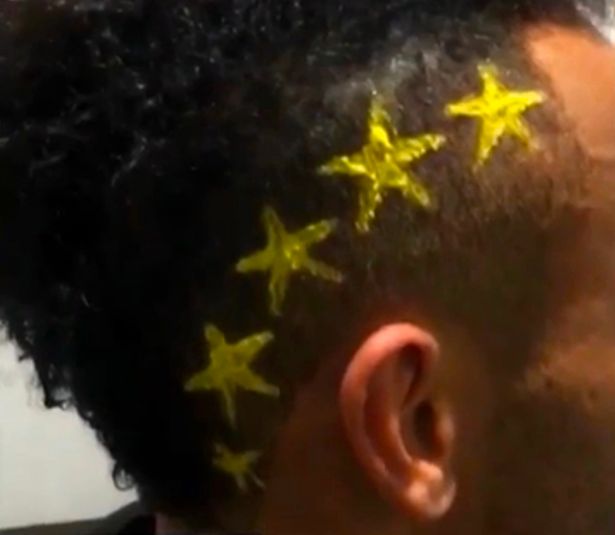 Aubameyang trình làng kiểu tóc vô đối