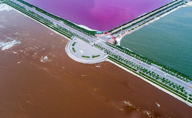 &ldquo;Biển chết Trung Quốc&rdquo; h&oacute;a nửa hồng, nửa xanh - Ảnh 2.
