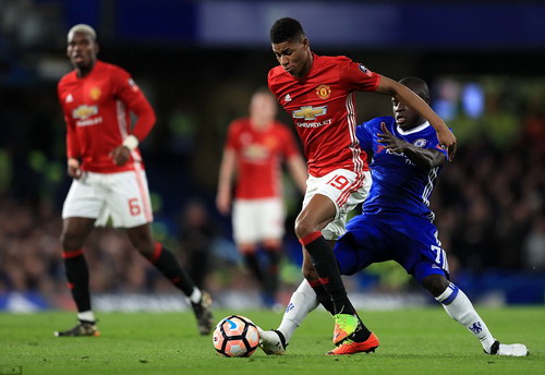 ... trong khi Paul Pogba ho&agrave;n to&agrave;n mờ nhạt tr&ecirc;n s&acirc;n