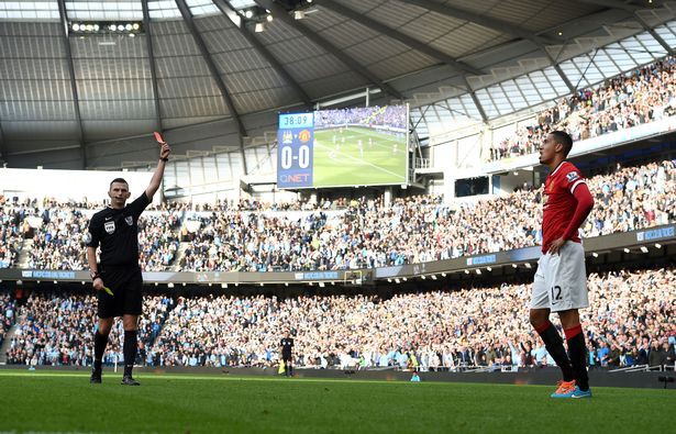 Trọng t&agrave;i khắc tinh của M.U thổi trận derby Manchester - Ảnh 2.