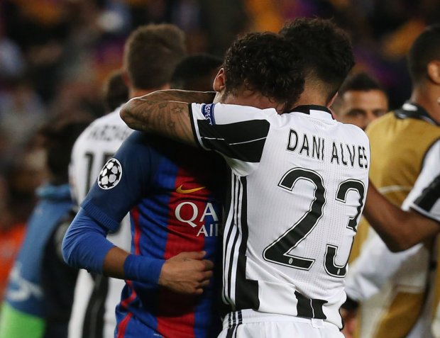 Neymar khóc nức nở, Alves an ủi