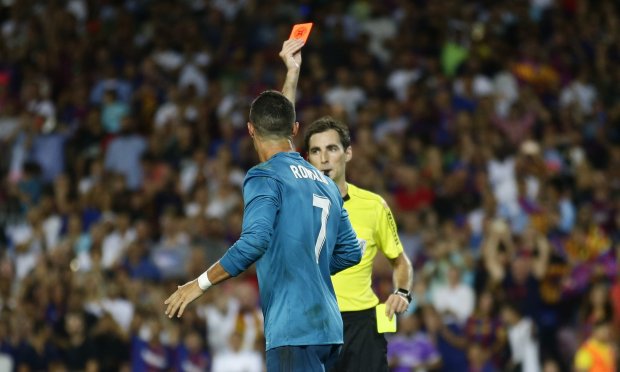 Đẩy trọng tài, Ronaldo đối mặt với án phạt